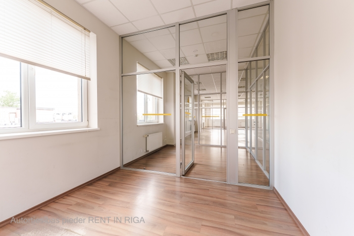 Sludinājumi. Gaišas un kvalitatīvas biroja telpas ar nelielu virtuves zonu Purvciemā, netālu no tirdzniecības Cena: 871 EUR/mēn Foto #5