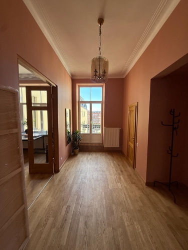 Sludinājumi. Iznomā mēbelētu biroju Rīgas centrā  Birojs atrodas valsts nozīmes arhitektūras piemineklī  Cena: 600 EUR/mēn Foto #9