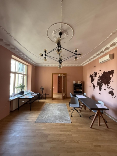 Sludinājumi. Iznomā mēbelētu biroju Rīgas centrā  Birojs atrodas valsts nozīmes arhitektūras piemineklī  Cena: 600 EUR/mēn Foto #7