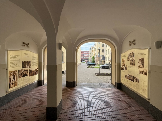 Sludinājumi. Iznomā mēbelētu biroju Rīgas centrā  Birojs atrodas valsts nozīmes arhitektūras piemineklī  Cena: 600 EUR/mēn Foto #2