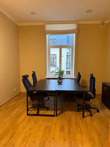 Sludinājumi. Iznomā mēbelētu biroju Rīgas centrā  Birojs atrodas valsts nozīmes arhitektūras piemineklī  Cena: 600 EUR/mēn Foto #3