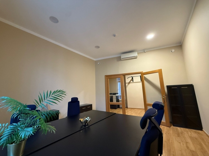 Sludinājumi. Iznomā mēbelētu biroju Rīgas centrā  Birojs atrodas valsts nozīmes arhitektūras piemineklī  Cena: 600 EUR/mēn Foto #1