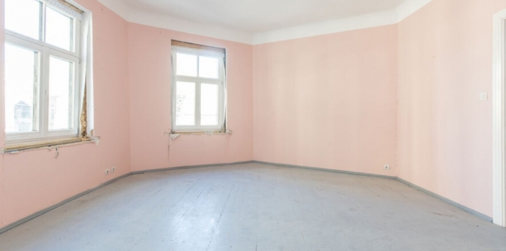 Sludinājumi. Pārdod neremontētu 3 istabu dzīvokli renovētā koka mājā ar logiem uz dienvidu pusi.  Īpašums Cena: 126080 EUR Foto #1