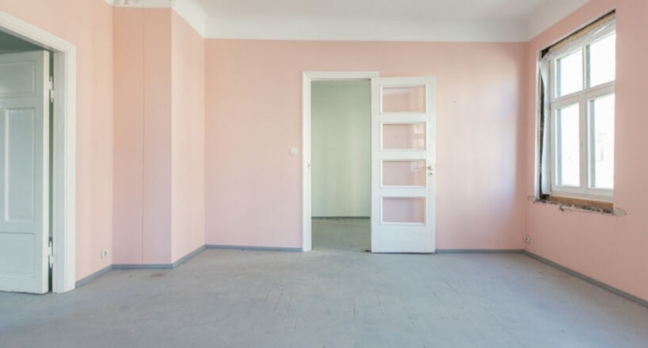 Sludinājumi. Pārdod neremontētu 3 istabu dzīvokli renovētā koka mājā ar logiem uz dienvidu pusi.  Īpašums Cena: 126080 EUR Foto #2