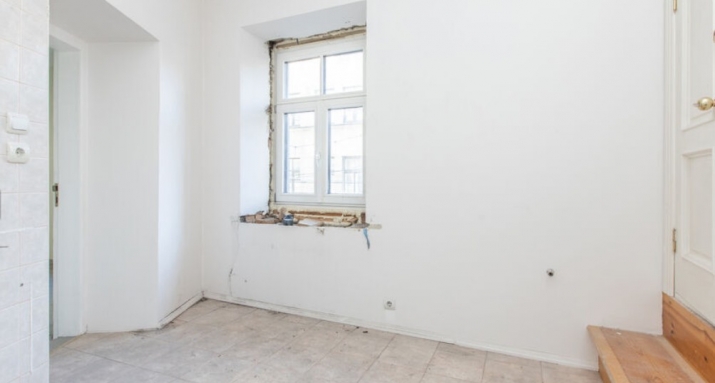 Sludinājumi. Pārdod neremontētu 3 istabu dzīvokli renovētā koka mājā ar logiem uz dienvidu pusi.  Īpašums Cena: 126080 EUR Foto #4