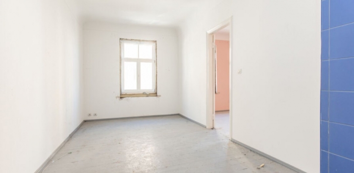 Sludinājumi. Pārdod neremontētu 3 istabu dzīvokli renovētā koka mājā ar logiem uz dienvidu pusi.  Īpašums Cena: 126080 EUR Foto #5