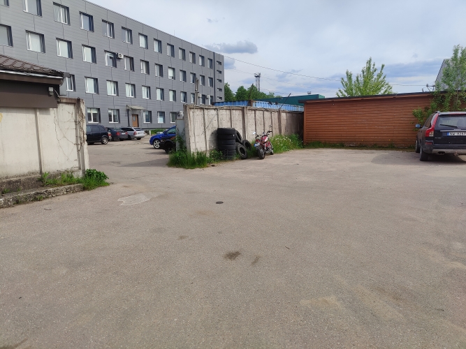 Sludinājumi. Iznomā asfaltētu laukumu.  Teritorijā video novērošana. Iespēja blakus ēkā nomāt Cena: 750 EUR/mēn Foto #1