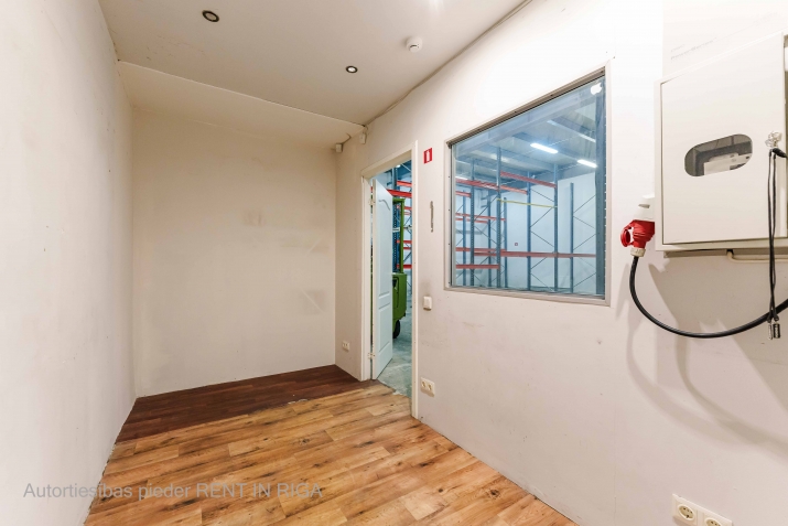 Sludinājumi. Kvalitatīvas telpas ar apkuri Iļguciemā.  Iebraukšana no Ūdens ielas. Multifunkcionāls pielietojums Cena: 1153 EUR/mēn Foto #7