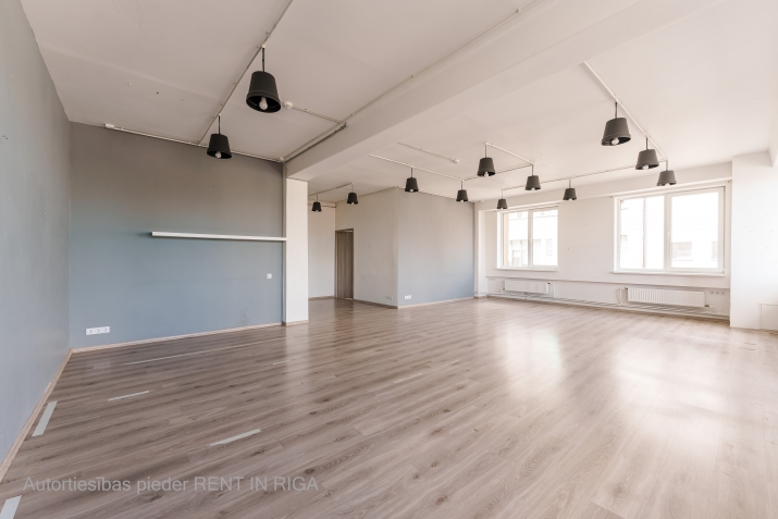 Sludinājumi. Gaišas un kvalitatīvas biroja telpas Purvciemā, netālu no tirdzniecības centra Domina.  Nomas maksa Cena: 432 EUR/mēn Foto #2