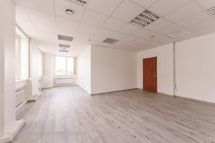 Sludinājumi. Gaišas un kvalitatīvas biroja telpas Purvciemā, netālu no tirdzniecības centra Domina.  Telpas pēc Cena: 313 EUR/mēn Foto #3
