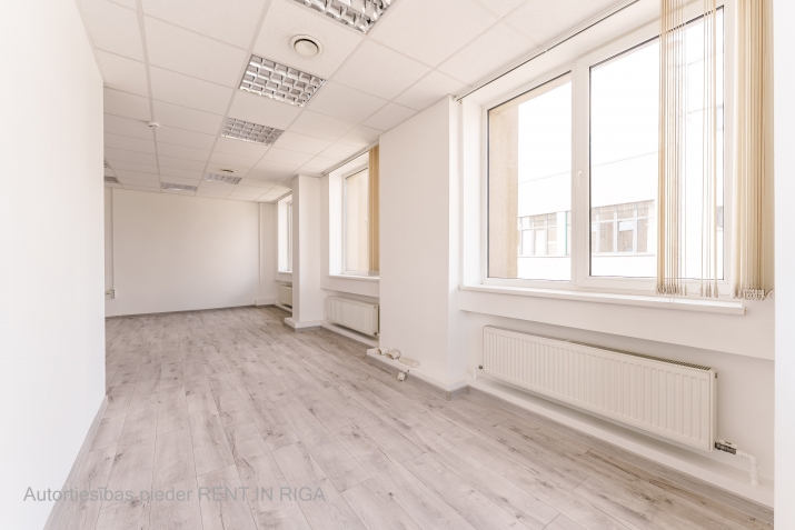 Sludinājumi. Gaišas un kvalitatīvas biroja telpas Purvciemā, netālu no tirdzniecības centra Domina.  Telpas pēc Cena: 313 EUR/mēn Foto #4