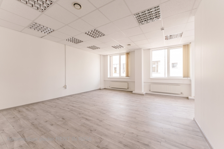 Sludinājumi. Gaišas un kvalitatīvas biroja telpas Purvciemā, netālu no tirdzniecības centra Domina.  Telpas pēc Cena: 313 EUR/mēn Foto #2