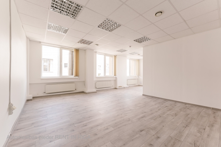 Sludinājumi. Gaišas un kvalitatīvas biroja telpas Purvciemā, netālu no tirdzniecības centra Domina.  Telpas pēc Cena: 313 EUR/mēn Foto #1