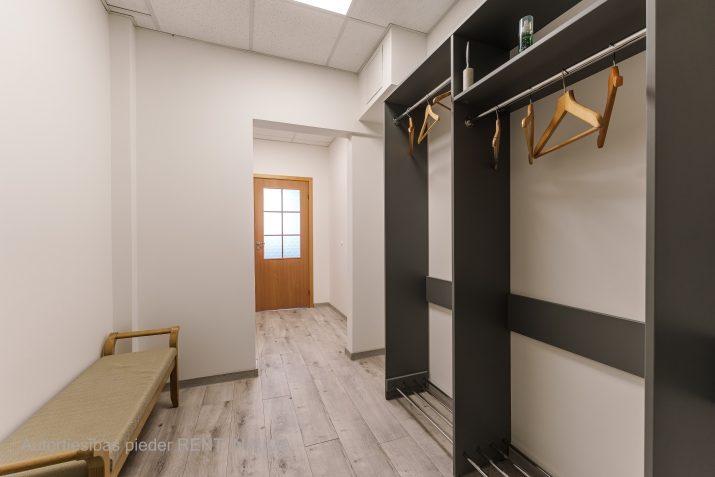 Sludinājumi. Gaišas un kvalitatīvas biroja telpas Purvciemā, netālu no tirdzniecības centra Domina.  Telpas pēc Cena: 313 EUR/mēn Foto #8