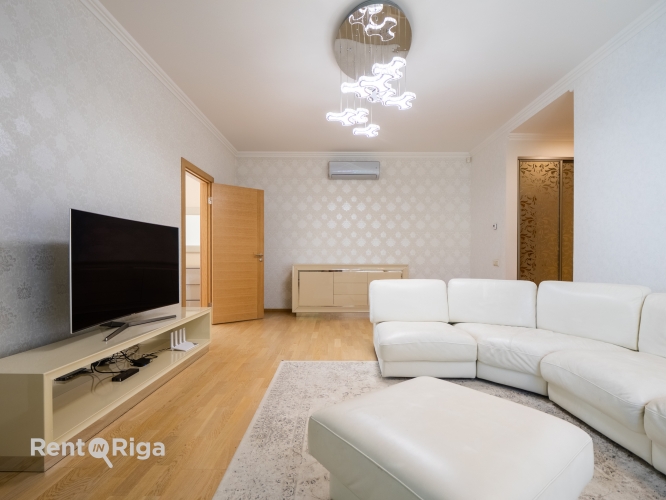 Объявление. Сдается светлая и уютная 4-комнатная квартира в новостройке. В стоимость аренды включены 2 Цена: 1450 EUR/мес. Foto #3