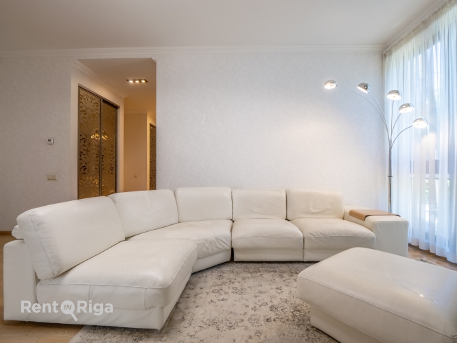 Объявление. Сдается светлая и уютная 4-комнатная квартира в новостройке. В стоимость аренды включены 2 Цена: 1450 EUR/мес. Foto #4