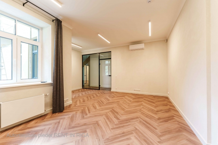 Объявление. Gaišas, pilnībā renovētas biroja telpas vienā no zaļākajām un pieprasītākajām Rīgas apkaimēm  Цена: 1600 EUR/мес. Foto #3