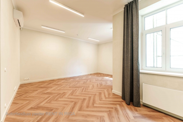 Объявление. Gaišas, pilnībā renovētas biroja telpas vienā no zaļākajām un pieprasītākajām Rīgas apkaimēm  Цена: 1600 EUR/мес. Foto #5