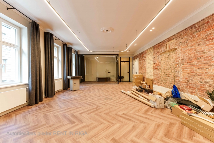 Объявление. Gaišas, pilnībā renovētas biroja telpas vienā no zaļākajām un pieprasītākajām Rīgas apkaimēm  Цена: 1600 EUR/мес. Foto #1