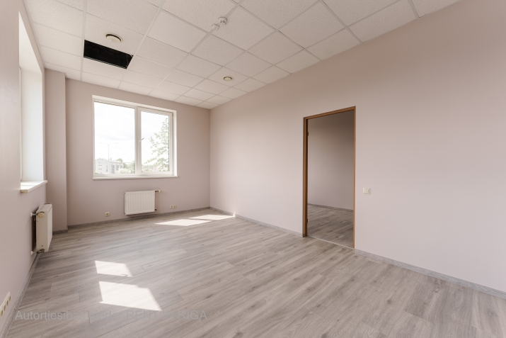 Объявление. Светлое офисное помещение с небольшой кухонной зоной в Пурвциемсе, недалеко от торгового центра Цена: 361 EUR/мес. Foto #3