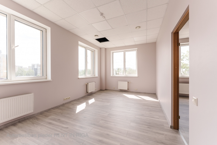 Объявление. Светлое офисное помещение с небольшой кухонной зоной в Пурвциемсе, недалеко от торгового центра Цена: 361 EUR/мес. Foto #1