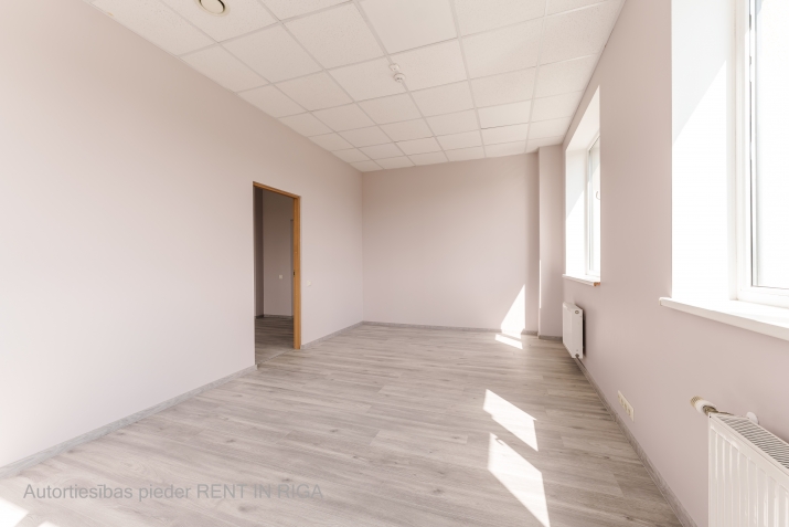 Объявление. Светлое офисное помещение с небольшой кухонной зоной в Пурвциемсе, недалеко от торгового центра Цена: 361 EUR/мес. Foto #6