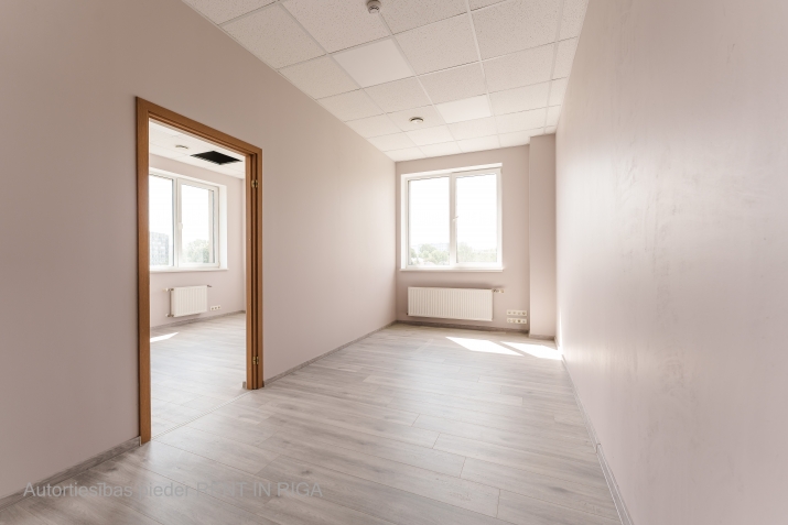 Объявление. Светлое офисное помещение с небольшой кухонной зоной в Пурвциемсе, недалеко от торгового центра Цена: 361 EUR/мес. Foto #2