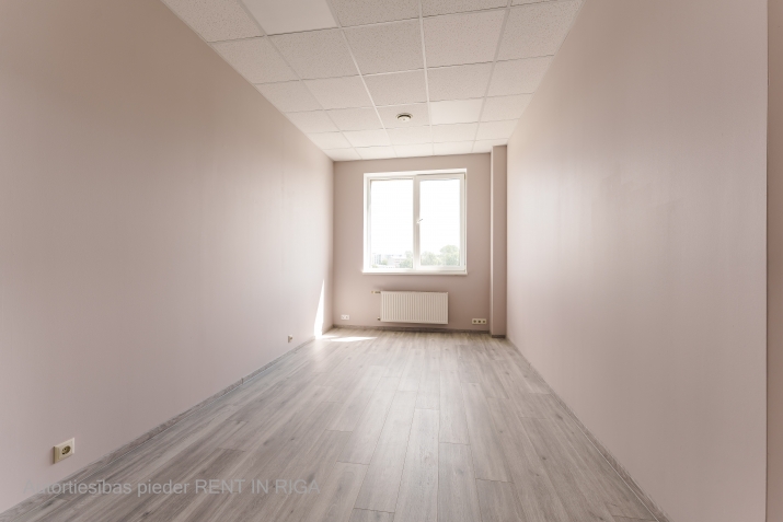 Объявление. Светлое офисное помещение с небольшой кухонной зоной в Пурвциемсе, недалеко от торгового центра Цена: 361 EUR/мес. Foto #5
