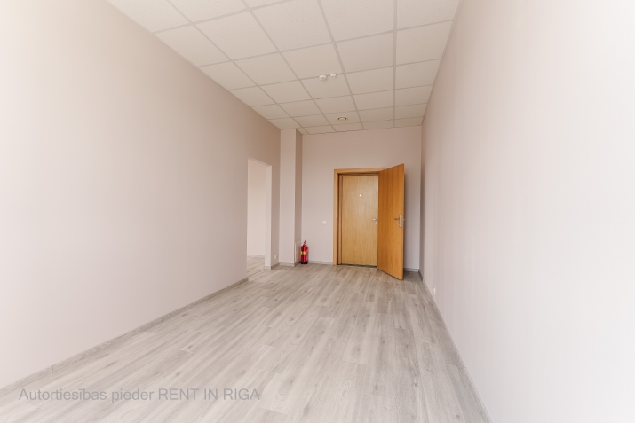 Объявление. Светлое офисное помещение с небольшой кухонной зоной в Пурвциемсе, недалеко от торгового центра Цена: 361 EUR/мес. Foto #4