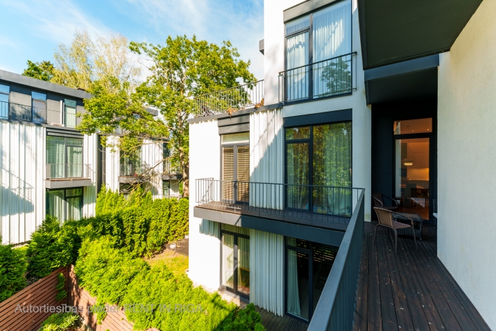 Sludinājumi. Tiek pārdots 4-istabu dzīvoklis Bulduros ar 17,4m2 terasi. Dzīvoklis atrodas mūsdienīgā ēkā ar Cena: 299000 EUR Foto #9