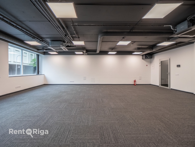 Sludinājumi. Jauns birojs ar atvērtu plānojumu un 2 izolētām telpām.  Tas atrodas mūsdienīgā biroju ēkā Klusajā Cena: 1445 EUR/mēn Foto #4