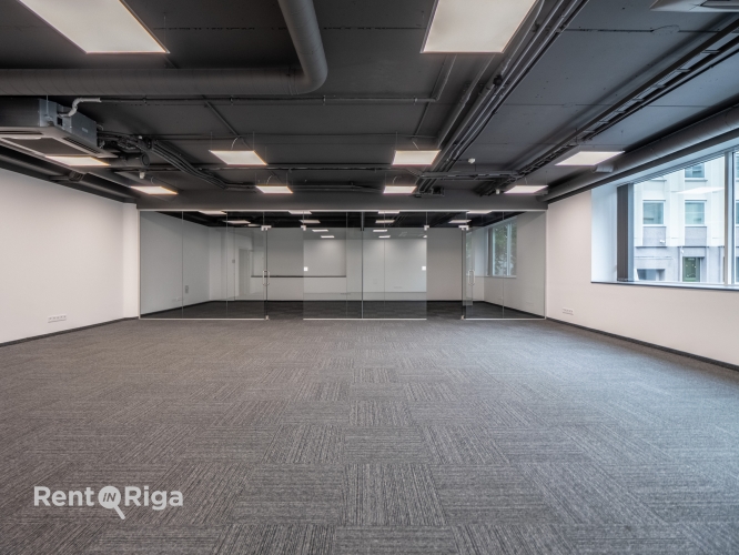Sludinājumi. Jauns birojs ar atvērtu plānojumu un 2 izolētām telpām.  Tas atrodas mūsdienīgā biroju ēkā Klusajā Cena: 1445 EUR/mēn Foto #2