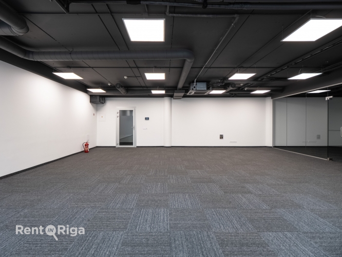 Sludinājumi. Jauns birojs ar atvērtu plānojumu un 2 izolētām telpām.  Tas atrodas mūsdienīgā biroju ēkā Klusajā Cena: 1445 EUR/mēn Foto #3