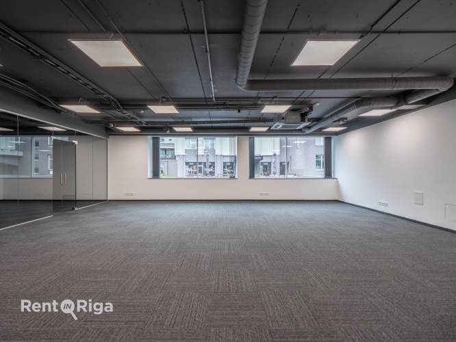 Sludinājumi. Jauns birojs ar atvērtu plānojumu un 2 izolētām telpām.  Tas atrodas mūsdienīgā biroju ēkā Klusajā Cena: 1445 EUR/mēn Foto #5