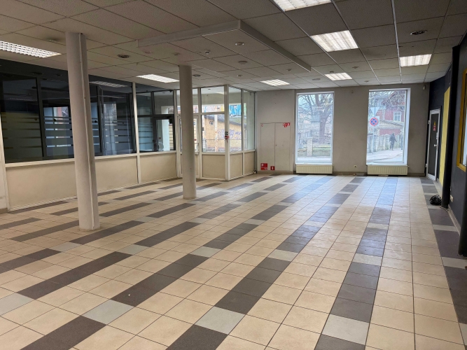 Sludinājumi. Īpašnieks piedāvā tirdzniecības telpas Āgenskalnā  Nometņu ielā 3, 160 m  Tiek iznomātas Cena: 1046 EUR/mēn Foto #1