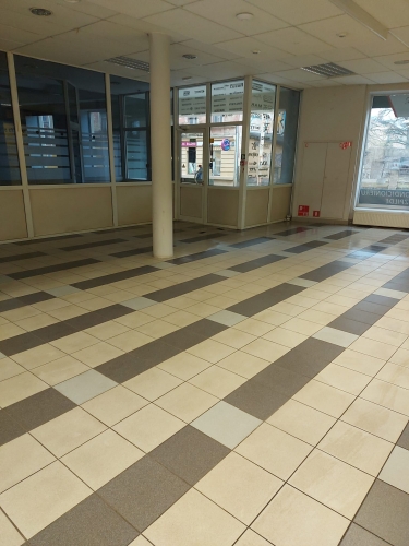 Sludinājumi. Īpašnieks piedāvā tirdzniecības telpas Āgenskalnā  Nometņu ielā 3, 160 m  Tiek iznomātas Cena: 1046 EUR/mēn Foto #2