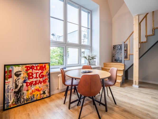 Объявление. Квартира лофтового типа в пешей доступности от Тихого центра.  Он расположен в отреставрированном Цена: 800 EUR/мес. Foto #1