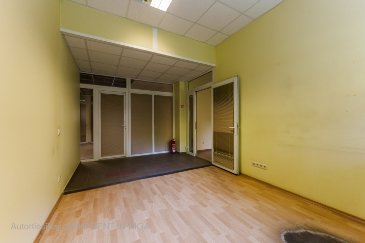 Объявление. Aрендa офисa в историческом здании Рижской киностудии  удобное расположение и широкие возможности!  Цена: 287 EUR/мес. Foto #4