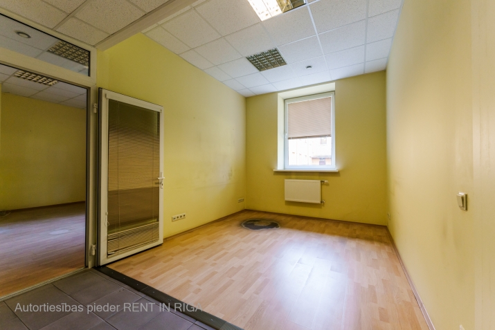 Объявление. Aрендa офисa в историческом здании Рижской киностудии  удобное расположение и широкие возможности!  Цена: 287 EUR/мес. Foto #2