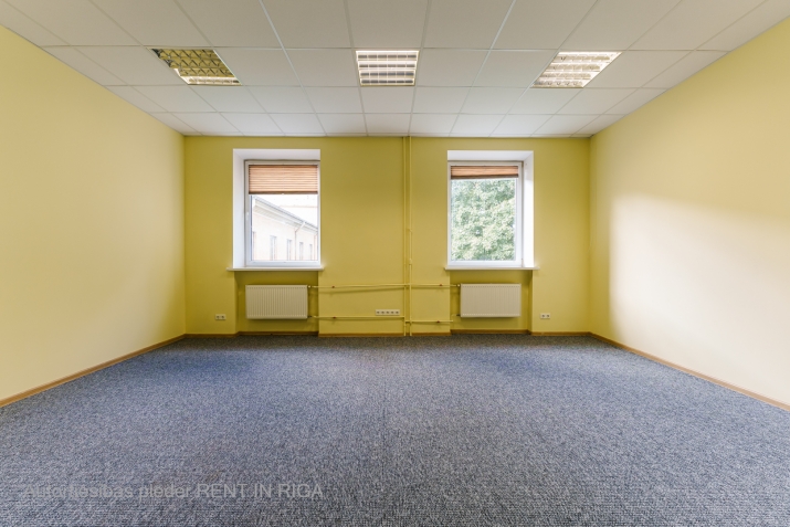 Sludinājumi. Iznomā biroja telpas Šmerlī, \'Rīgas kinostudija\' ēkā, 2. stāvā. Platība sastāv no vienas telpas. Cena: 183 EUR/mēn Foto #1