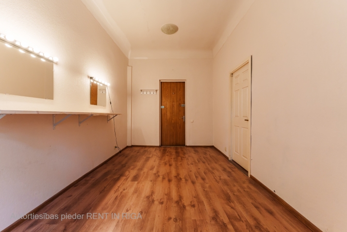 Объявление. Biroja telpa vēsturiskajā Rīgas Kinostudijas ēkā.  Regulāras formas telpa ēkas 2. stāvā. Iebūvēts Цена: 100 EUR/мес. Foto #2