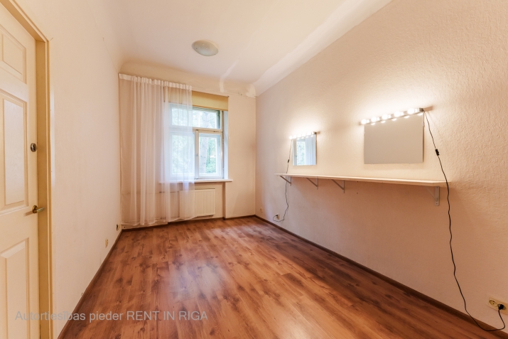 Объявление. Biroja telpa vēsturiskajā Rīgas Kinostudijas ēkā.  Regulāras formas telpa ēkas 2. stāvā. Iebūvēts Цена: 100 EUR/мес. Foto #1