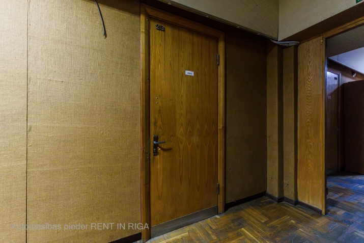Объявление. Biroja telpa vēsturiskajā Rīgas Kinostudijas ēkā.  Regulāras formas telpa ēkas 2. stāvā. Iebūvēts Цена: 100 EUR/мес. Foto #3
