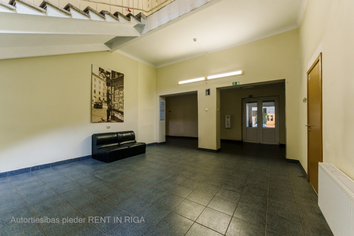 Объявление. Biroja telpa vēsturiskajā Rīgas Kinostudijas ēkā.  Regulāras formas telpa ēkas 2. stāvā. Iebūvēts Цена: 100 EUR/мес. Foto #5