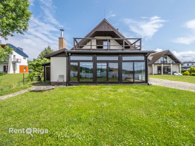 Sludinājumi. Ilgtermiņā tiek izīrēta burvīga divstāvu māja Vecāķos!  Šī pārdomāti būvētā māja piedāvā harmonisku Cena: 2200 EUR/mēn Foto #1