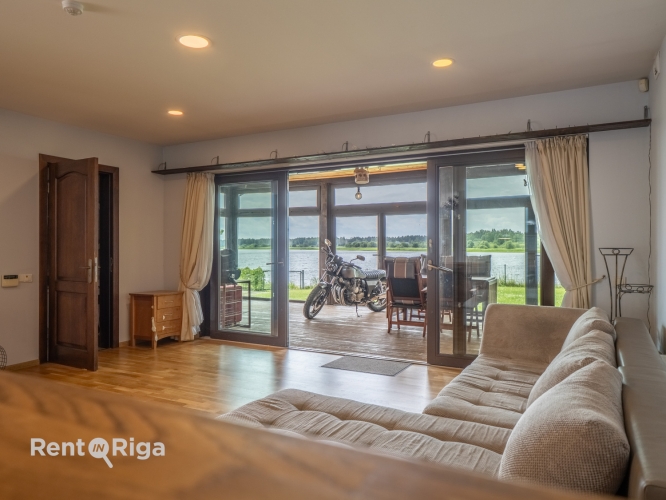 Sludinājumi. Ilgtermiņā tiek izīrēta burvīga divstāvu māja Vecāķos!  Šī pārdomāti būvētā māja piedāvā harmonisku Cena: 2200 EUR/mēn Foto #2