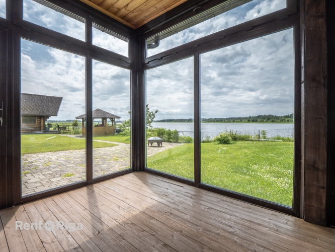 Sludinājumi. Ilgtermiņā tiek izīrēta burvīga divstāvu māja Vecāķos!  Šī pārdomāti būvētā māja piedāvā harmonisku Cena: 2200 EUR/mēn Foto #3