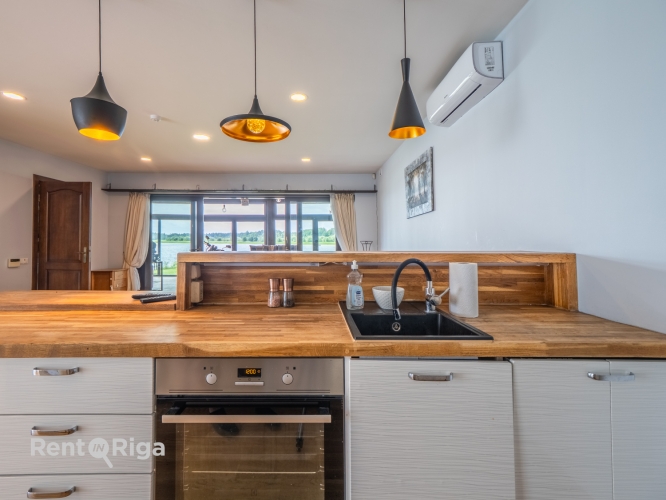 Sludinājumi. Ilgtermiņā tiek izīrēta burvīga divstāvu māja Vecāķos!  Šī pārdomāti būvētā māja piedāvā harmonisku Cena: 2200 EUR/mēn Foto #7