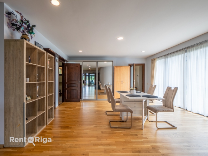 Sludinājumi. Ilgtermiņā tiek izīrēta burvīga divstāvu māja Vecāķos!  Šī pārdomāti būvētā māja piedāvā harmonisku Cena: 2200 EUR/mēn Foto #8