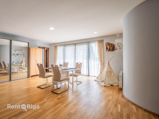 Sludinājumi. Ilgtermiņā tiek izīrēta burvīga divstāvu māja Vecāķos!  Šī pārdomāti būvētā māja piedāvā harmonisku Cena: 2200 EUR/mēn Foto #9